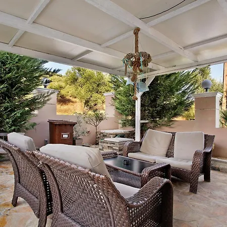 Dionysia Two-bedroom House شقة *